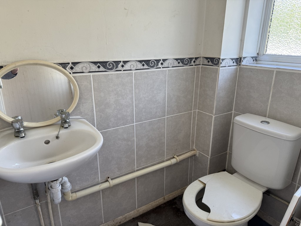 Lot: 25 - TERRACE HOUSE FOR REPAIR AND REFURBISHMENT WITH GARAGE - Downstairs WC with hand basin